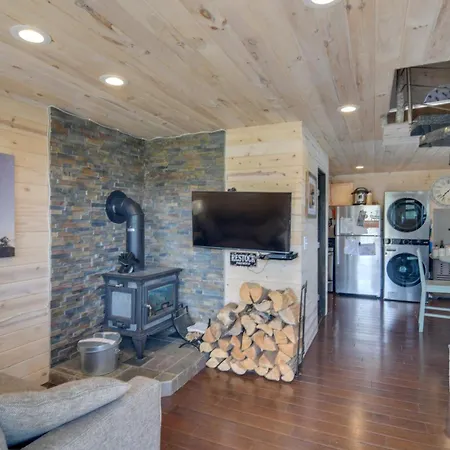 Secluded Jefferson Cabin With Deck And Mountain Views!